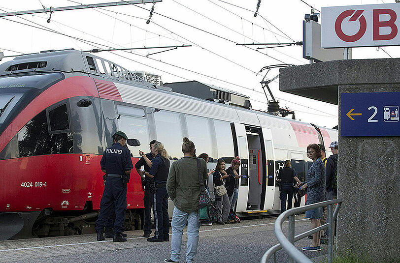 Polizei und Passanten stehen am Dienstag vor dem Regionalzug am Bahnhof Sulz-Röthis.