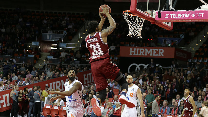 Bayerns Devin Booker setzt zum Dunk an.