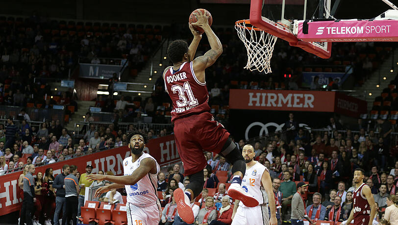 Bayerns Devin Booker setzt zum Dunk an.