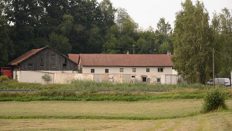 Spezialkräfte der Polizei am Montag vor einem Anwesen in Feichten.