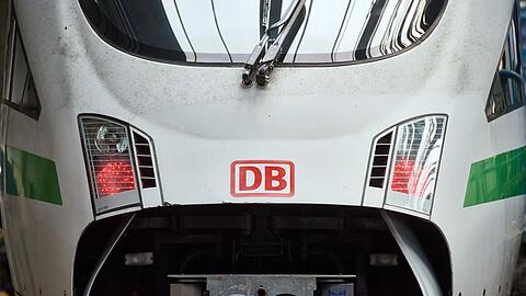 Das Logo der Deutschen Bahn ist auf der Front eines ICE zu sehen.