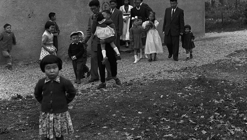 Von den aus der Wolgagegend stammende Kalmücken wohnten viele in Ludwigsfeld, wo auch ein buddhistischer Tempel in einer ehemaligen Lagerbaracke entstand. Das Foto stammt von 1958. Von den aus der Wolgagegend stammende Kalmücken wohnten viele in Ludwigsfeld, wo auch ein buddhistischer Tempel in einer ehemaligen Lagerbaracke entstand. Das Foto stammt von 1958.