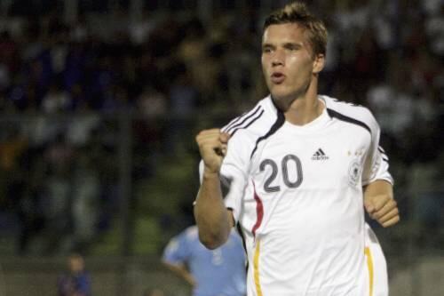 Hier feiert Lukas Podolski eines seiner vier Tore in der EM-Qualifikation &ndash; gegen San Marino.