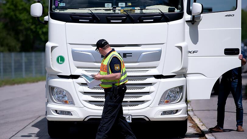 Von 3.780 kontrollierten Fahrzeugen stießen Polizisten bei 1.533 teils auf gleich mehrere Verstöße. (Archivbild)