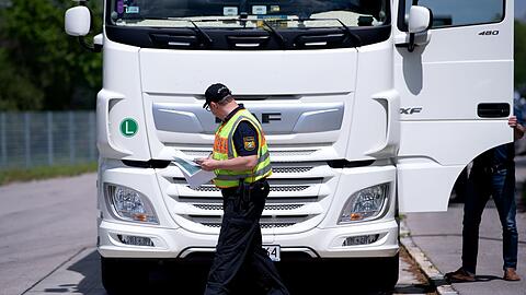 Von 3.780 kontrollierten Fahrzeugen stießen Polizisten bei 1.533 teils auf gleich mehrere Verstöße. (Archivbild)