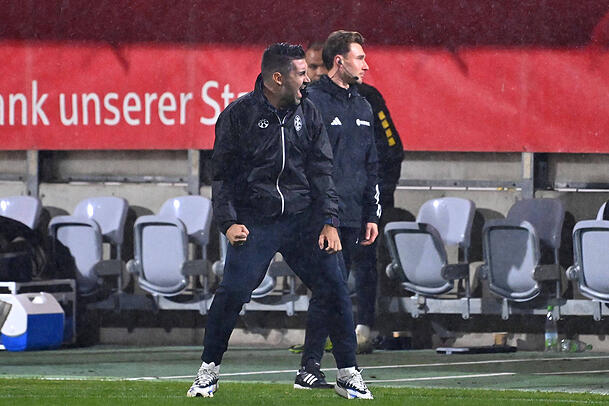 Nicht zufrieden mit dem Ergebnis gegen den FC Bayern II: Cheftrainer Alper Kayabunar. Nicht zufrieden mit dem Ergebnis gegen den FC Bayern II: Cheftrainer Alper Kayabunar.