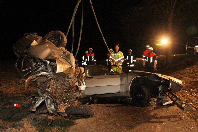 Bei einem Verkehrsunfall am Mittwochabend in Waging am See ist ein 49 Jahre alter Autofahrer ums Leben gekommen, nachdem er frontal gegen einen Baum gerast war.