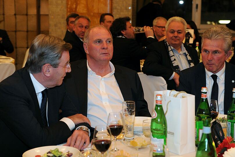 Entspannte Atmosphäre am Tisch der Bayern-Bosse.