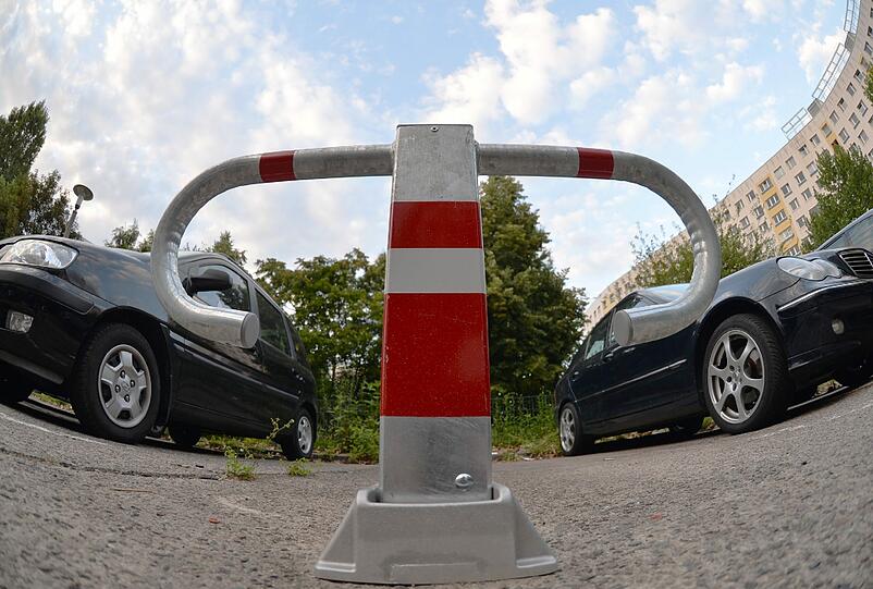 Warum absperren, wenn doch anders nutzbar? Zeitweise brachliegende Stellplätze können beim Parkplatz-Sharing mit anderen Autofahrern geteilt werden.