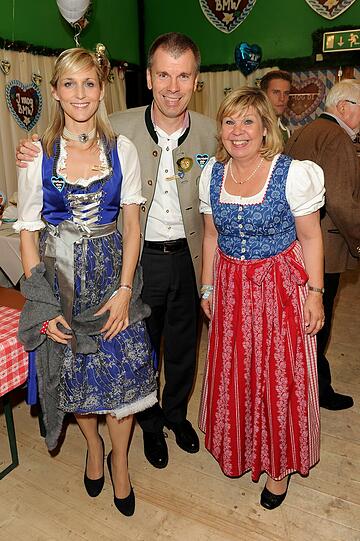Peter Mey (Leitung der BMW Niederlassung München) mit Candy und Gerswid Herrmann