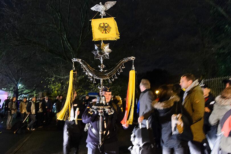 Das Fußball-Länderspiel in Hannover zwischen Deutschland und den Niederlanden ist am Dienstagabend abgesagt worden. Es bestand die Gefahr eines Sprengstoff-Anschlags. "Wir haben konkrete Hinweise gehabt, dass jemand im Stadion einen Sprengsatz zünden wollte", sagte Hannovers Polizeipräsident Volker Kluwe. Die Bilder...
