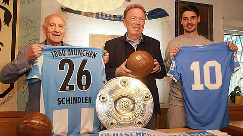 Peter Grosser (l.), der Kapitän der Löwen-Meistermannschaft von 1966, der aktuelle TSV-Präsident Peter Cassalette (m.) und der aktuelle Kapitän Christopher Schindler mit dem Retro-Trikot.
