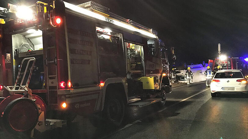 Nach einer Kollision mit einem PKW im Landkreis Traunstein landete ein Transporter auf dem Dach.