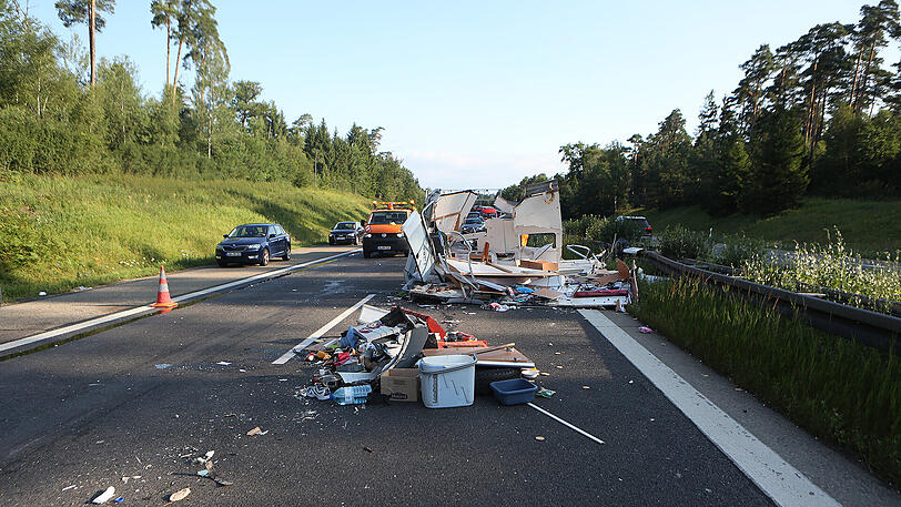 Der Wohnanhänger wurde komplett zerstört, der Inhalt verteilte sich auf der Autobahn. Sah spektakulär aus, rechtfertigte aber in keinster Weise das massenweise Gaffen.