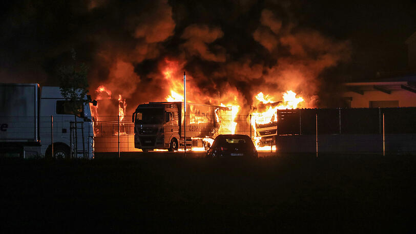Fünf Lkw brannten auf dem Firmengelände ab...