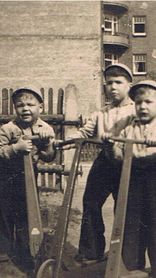 München, 1951: &bdquo;Roller gab&rsquo;s in Neuhausen auch damals schon&ldquo;, schreibt uns AZ-Leser Alfred Arnold.