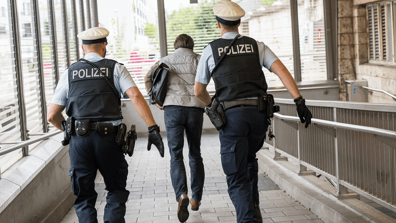 Zwei stark alkoholisierte junge Männer versuchten am Sonntagmorgen, vor der Bundespolizei zu flüchten. (Symbolbild)