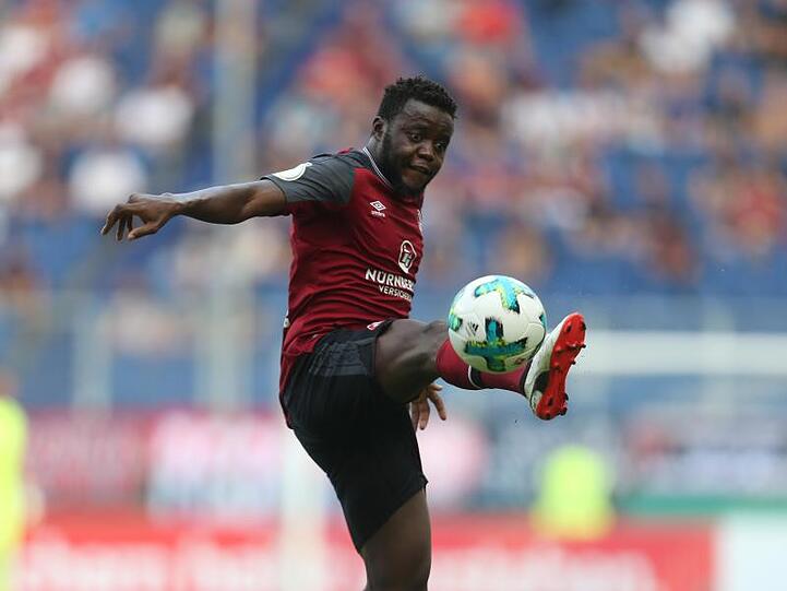 Edgar Salli von Nürnberg springt zu einem Ball. Foto: Ina Fassbender/Archiv