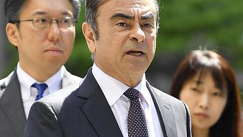 Nach der Verhaftung des früheren Renault-Konzernchefs Carlos Ghosn (M) ist das von ihm geschaffene Auto-Bündnis zwischen Renault, Nissan und Mitsubishi in eine schwere Krise geraten.