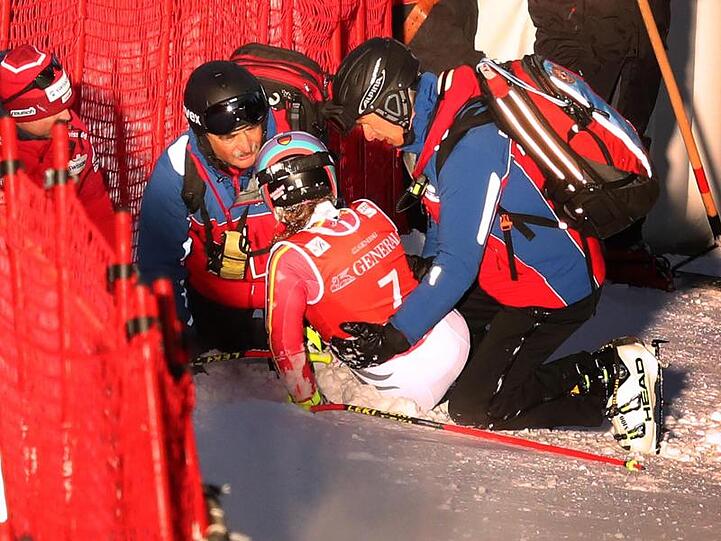 Viktoria Rebensburg aus Deutschland sitzt nach ihrem Sturz neben dem Fangzaun. Foto: Karl-Josef Hildenbrand/dpa