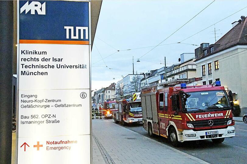 Mehrere Einsatzkräfte der Feuerwehr werden am Samstag ins Klinikum rechts der Isar gerufen.