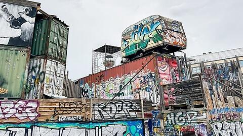 Bunter Containerpark: der Bahnwärter Thiel.