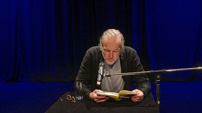 Wolf Haas bei einer Lesung im Stadttheater Gmunden.