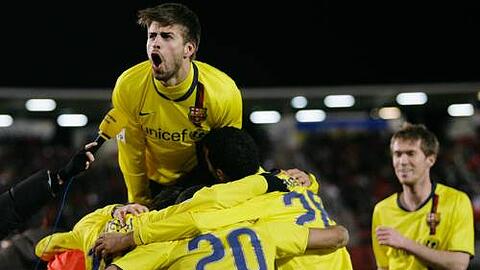 Gerard Piqué (o.) und die früheren Lehrlinge aus der Barca-Schule haben offenbar viel gelernt.