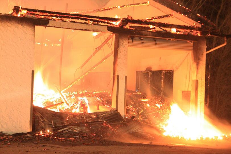 Einen Schaden von mindestens einer halben Million Euro hat ein Großbrand in einer Halle zur Teeproduktion in Eggstätt (Landkreis Rosenheim) verursacht. Menschen kamen nicht zu Schaden. Wie die Polizei mitteilte, fiel eine Hälfte des Firmengebäudes den Flammen zum Opfer.