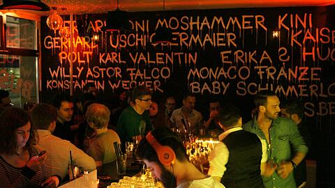 In Eigenregie haben die beiden Junggastronomen den ehemaligen Jeansladen der Kette &bdquo;Daniel Stern&ldquo; in die &bdquo;Bar 45&ldquo; verwandelt &ndash; die ersten Neugierigen waren schon da.