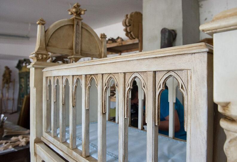 Der polnische Künstler Dariusz Bergier arbeitet in seinem Atelier an einer Krippe aus Eichenholz, die er Kate und William zur Geburt ihres Babys schenken wird.