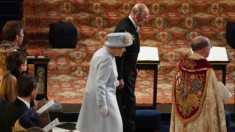 Queen Elizabeth II. und ihre Mann Prinz Philip kommen zur Hochzeit von Prinzessin Eugenie und Jack Brooksbank an der St.-Georges-Kapelle von Schloss Windsor an.