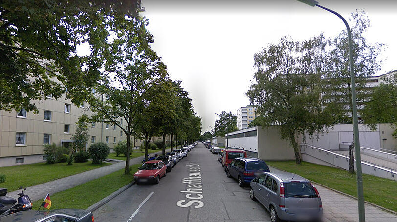 Mit einem Messer bewaffnet schrie eine Frau am Dienstagmorgen die Schaffhauser Straße in Fürstenried zusammen.