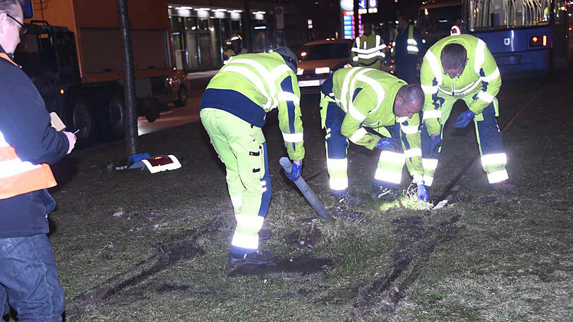 Bilder vom Tram-Unfall in München: Die Berufsfeuerwehr musste zur Bergung mit einem großen Kran anrücken.