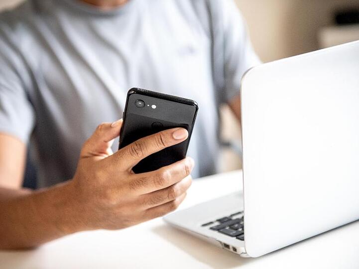 Um online aufs Konto zugreifen zu können, müssen Bankkunden sich künftig zweifach ausweisen - etwa mit einer TAN, die aufs Handy geschickt wird.