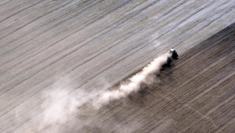 Eine dichte Staubwolke zieht ein Traktor bei Feldarbeiten hinter sich her. Foto: Ralf Hirschberger/Archiv Eine dichte Staubwolke zieht ein Traktor bei Feldarbeiten hinter sich her. Foto: Ralf Hirschberger/Archiv