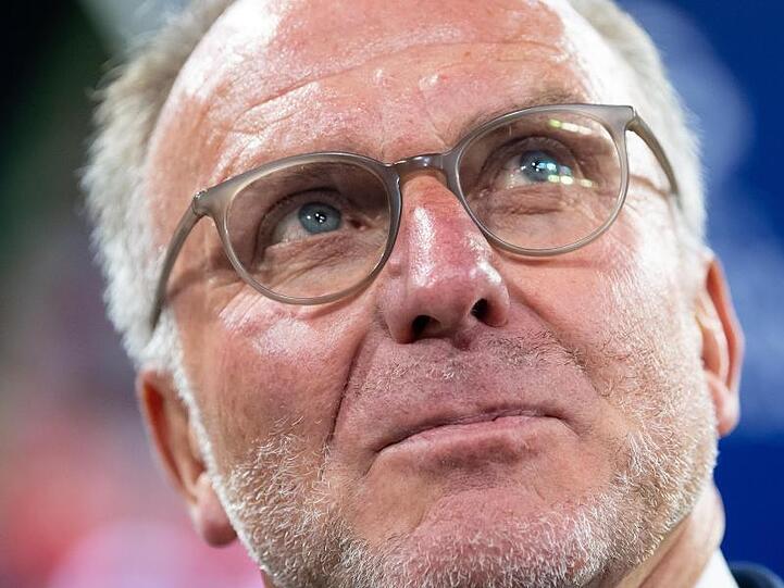 Karl-Heinz Rummenigge kommt vor einem Spiel in die Arena. Foto: Sven Hoppe/Archiv