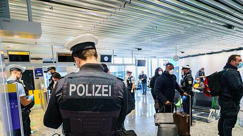 Passagiere aus Manchester im Januar bei der Einreise am Frankfurter Flughafen.