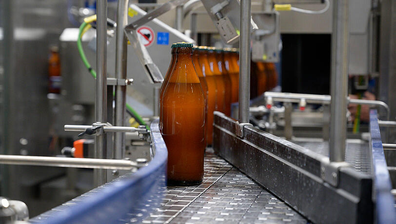 Bierflaschen in der Abfüllanlage von Giesinger Bräu. (Archivbild)