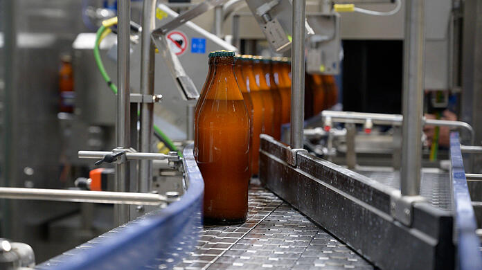 Bierflaschen in der Abfüllanlage von Giesinger Bräu. (Archivbild)