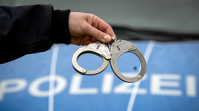 Die Münchner Polizei hat den Ehemann wegen eines versuchten Tötungsdeliktes festgenommen. Symbolbild