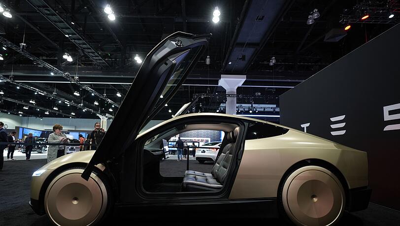 Ein Robotaxi-Fahrzeug ohne Lenkrad und Pedale will Tesla von 2026 an bauen. (Archivbild)