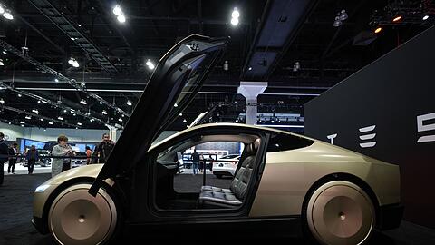 Ein Robotaxi-Fahrzeug ohne Lenkrad und Pedale will Tesla von 2026 an bauen. (Archivbild)