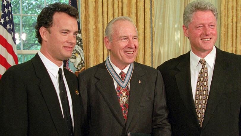 Schauspieler Tom Hanks (l), Jim Lovell (M) und der damalige US-Präsident Bill Clinton im Oval Office des Weißen Hauses im Juli 1995. (Archivbild)