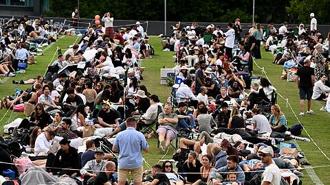 Schon seit dem Morgen sichern sich Schaulustige traditionell die besten Pl&auml;tze.