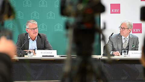 Die Chefs von Kassen&auml;rzten und Klinikbranche warnen vor l&auml;ngeren Wartezeiten.
