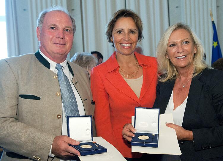 Sozialministerin Christine Haderthauer überreicht Uli Hoeneß die bayerische Staatmedaille für soziale Verdienste