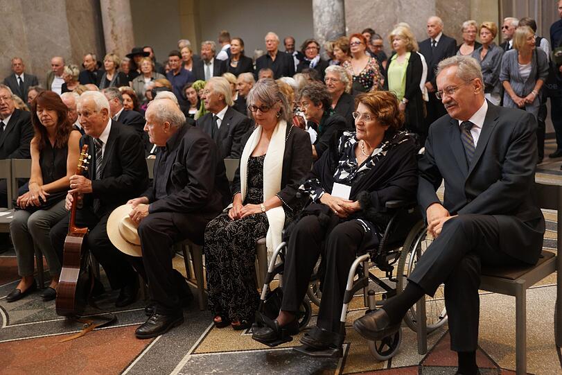 Beerdigung von der Schwabinger Gisela. Die Bilder!