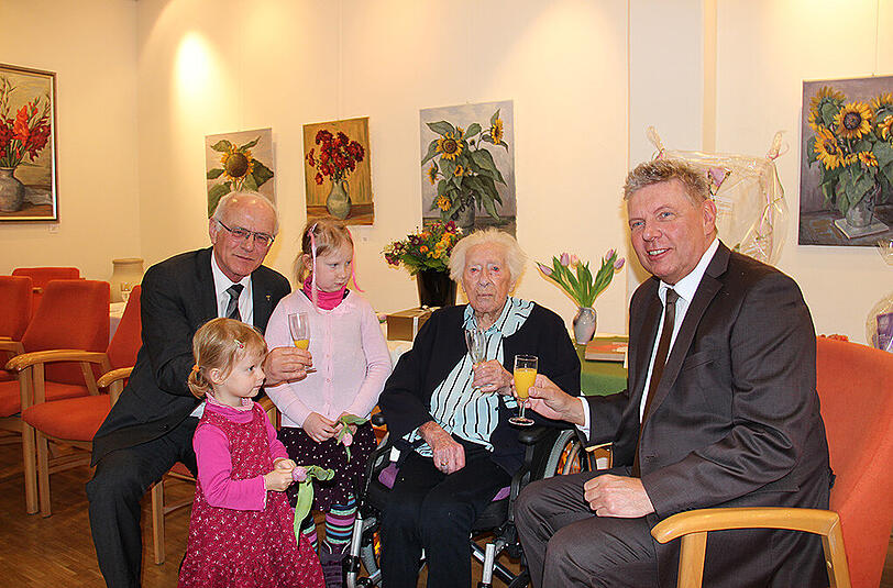 Zum 110. Geburtstag gratulieren: Urenkelin Melanie (3, v.l.n.r.), Caritas-Direktor Hans Lindenberger, Urenkelin Veronika, die gestern extra schulfrei bekam, und OB Dieter Reiter.