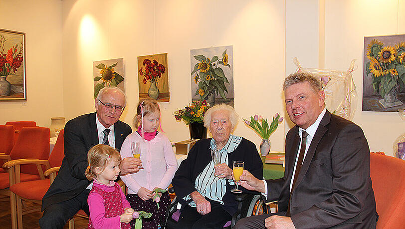 Zum 110. Geburtstag gratulieren: Urenkelin Melanie (3, v.l.n.r.), Caritas-Direktor Hans Lindenberger, Urenkelin Veronika, die gestern extra schulfrei bekam, und OB Dieter Reiter. Zum 110. Geburtstag gratulieren: Urenkelin Melanie (3, v.l.n.r.), Caritas-Direktor Hans Lindenberger, Urenkelin Veronika, die gestern extra schulfrei bekam, und OB Dieter Reiter.